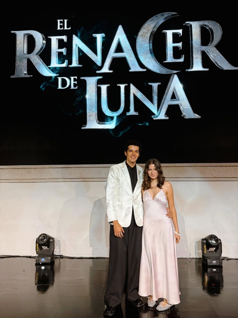 María Itatí también estuvo presente en la gran noche de su hermano Eduardo.