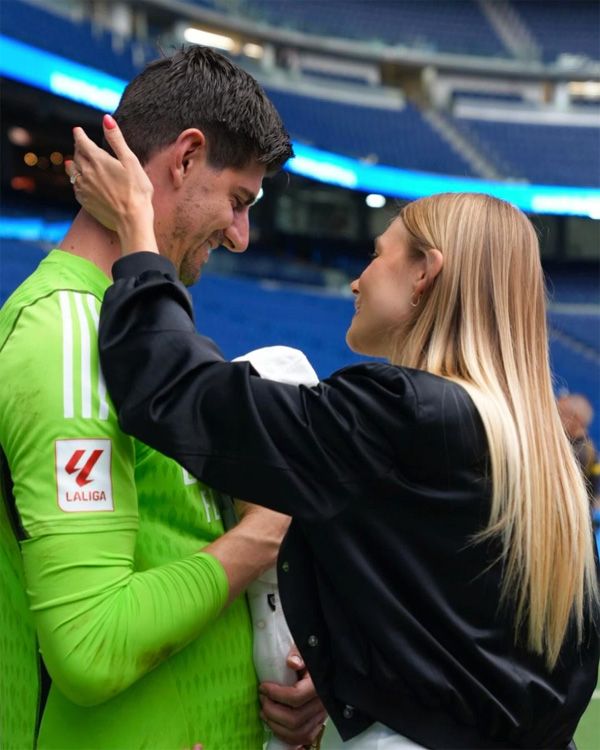 Thibaut Courtois posa por primera vez con Mishel Gerzig y sus tres