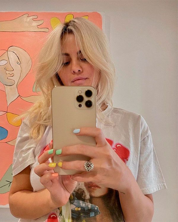 Selena Gómez presume su nueva melena rubia platino
