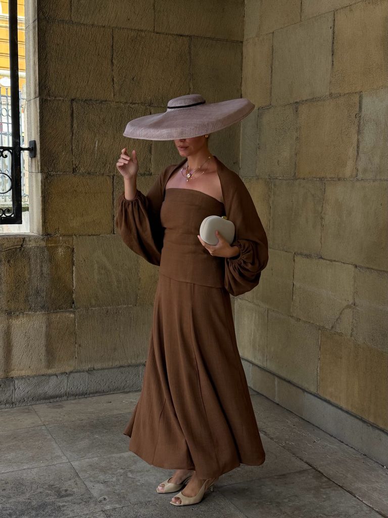 Bea. P. Fernández, en un total look marrón (agosto, de 2026)