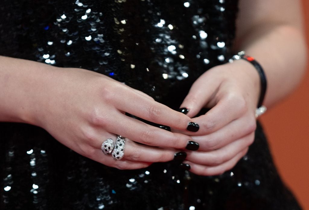 La manicura negra de Elle Fanning en el  London Film Festival en octubre de 2025