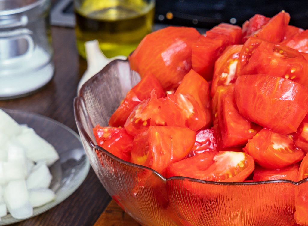 Una vez troceados los ingredientes del gazpacho, es recomendable dejarlos macerar en la nevera durante 8 horas, según el chef. 