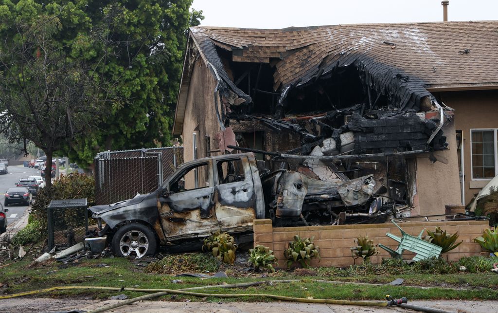 En esta imagen, la casa que fue impactada por el avión Cessna 550, en un vecindario en San Diego, cerca del aeropuerto Montgomery-Gibbs.