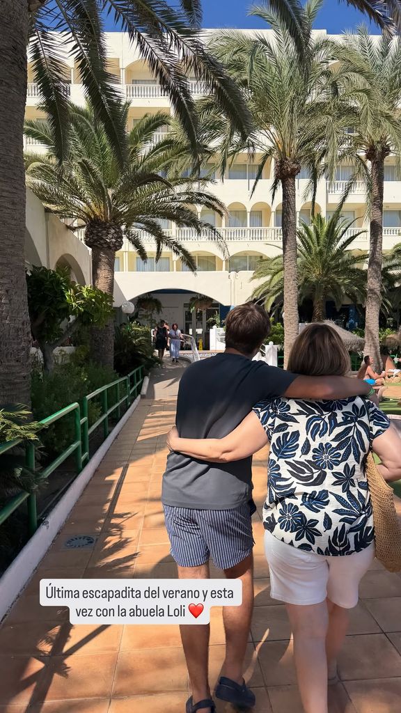 Fran, hijo de Kiko Rivera y Jessica Bueno, con su abuela materna, Loli, de vacaciones