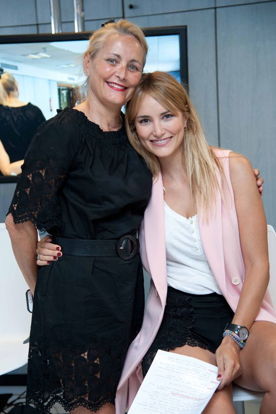 Alba Carrillo con su madre