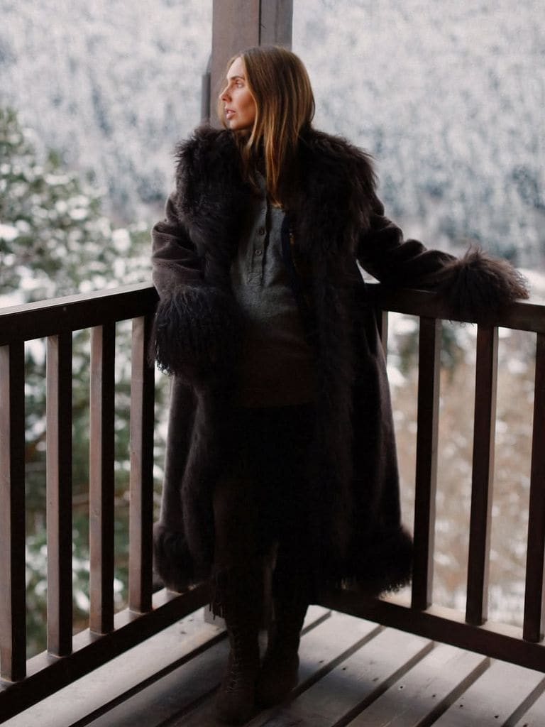 Dua Lipa y Lucía Bárcena, unidas por el abrigo Penny Lane que abriga en la ciudad y en la nieve