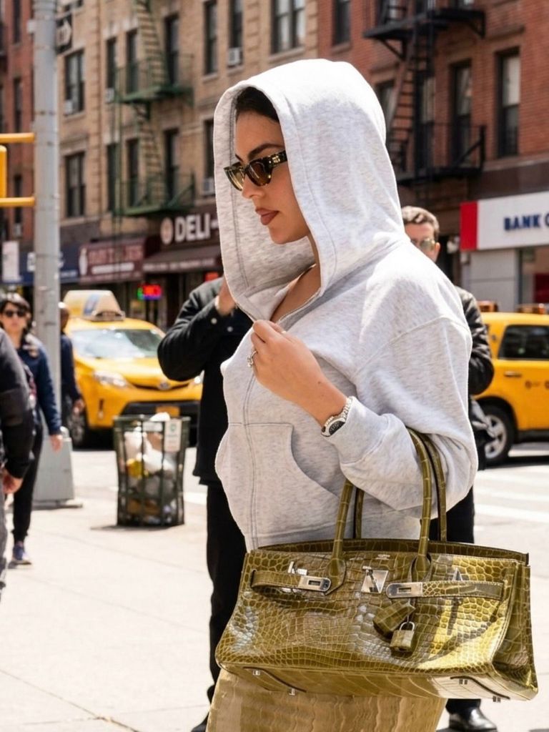 Georgina combina piezas de Mimoa con una Birkin Bag.