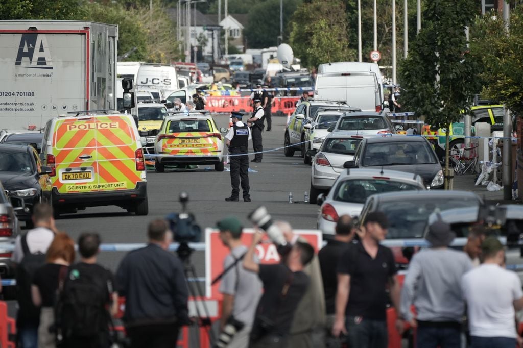 Medios de comunicación reunidos en las inmediaciones del centro donde ocurrió la tragedia del 29 de julio de 2024.