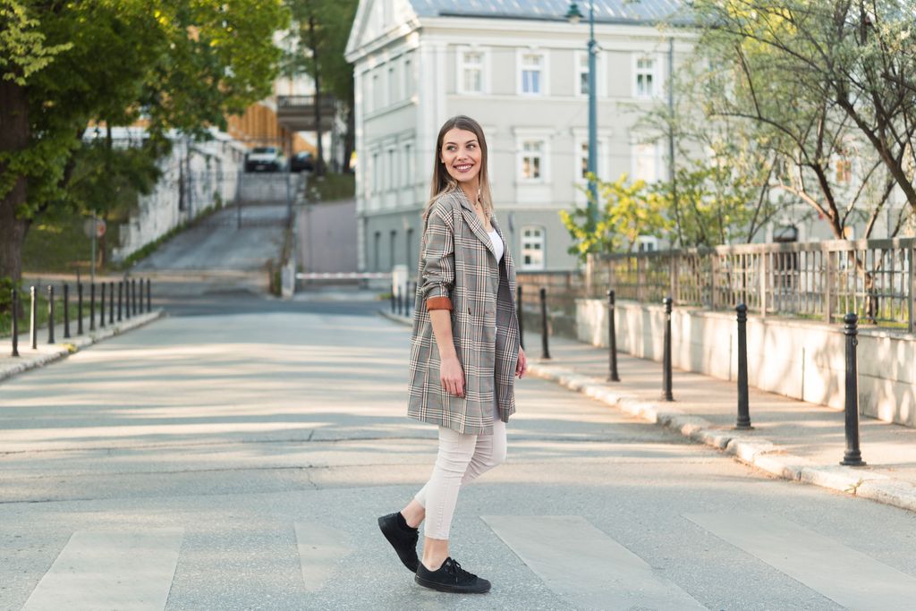 mujer caminando en una ciudad