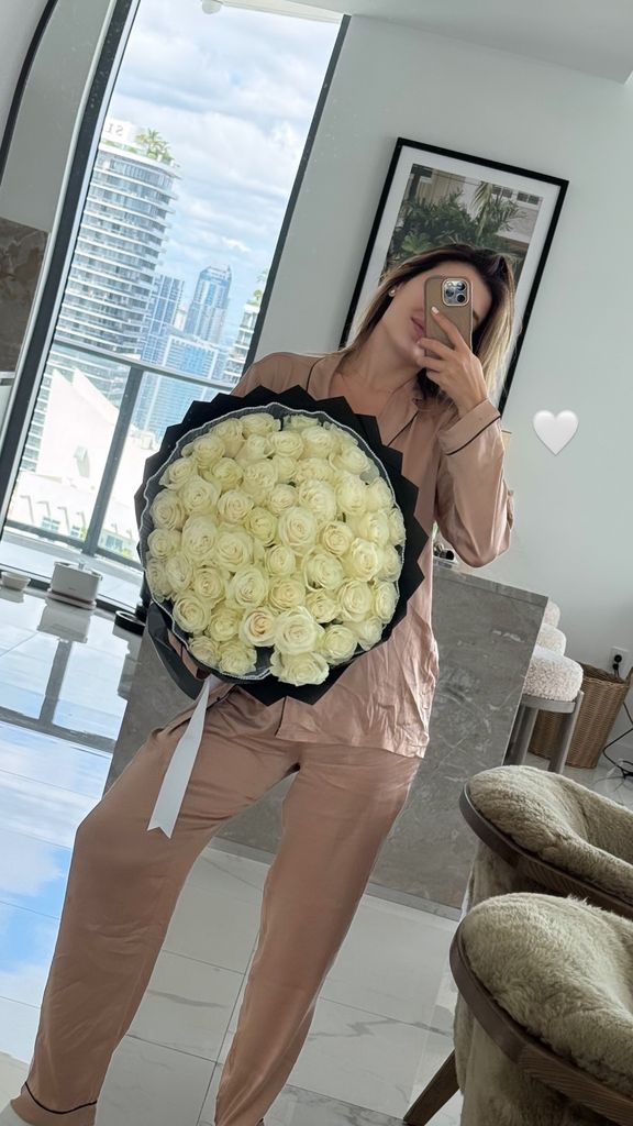 Danilo Díaz Granados sorprendió a su esposa con un ramo de flores blancas.