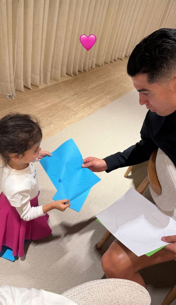 Cristiano Ronaldo con Bella Esmeralda, quien le obsequió unos dibujos. 
