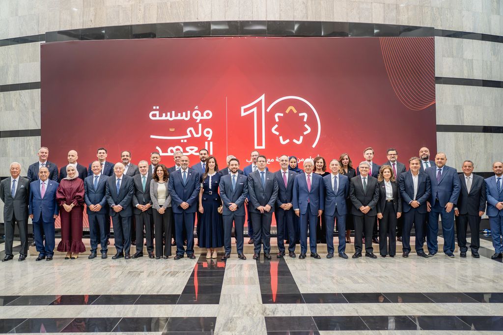 Hussein y Rajwa de Jordania con los miembros de la fundación del príncipe heredero hachemita