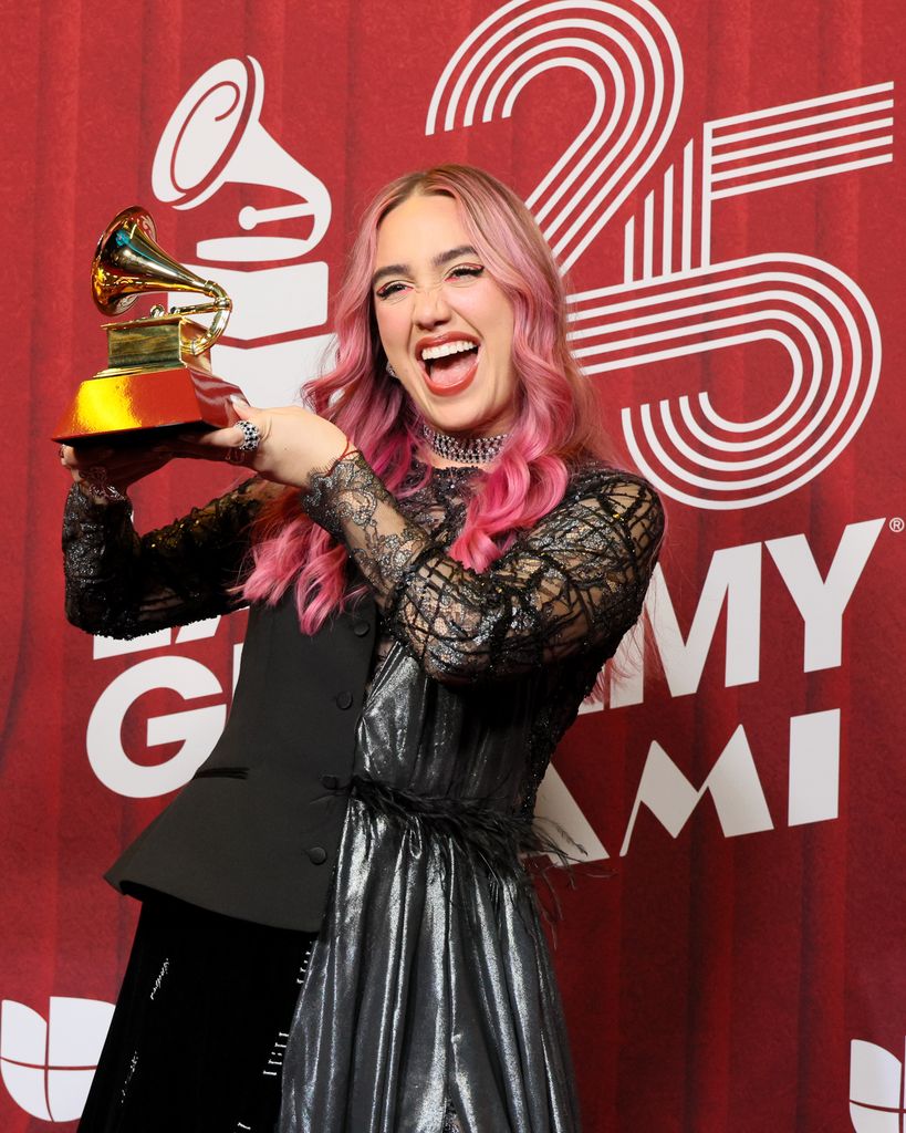 Ela Taubert con su Latin GRAMMY a Mejor Nuevo Artista en la gala de 2024 en Miami.