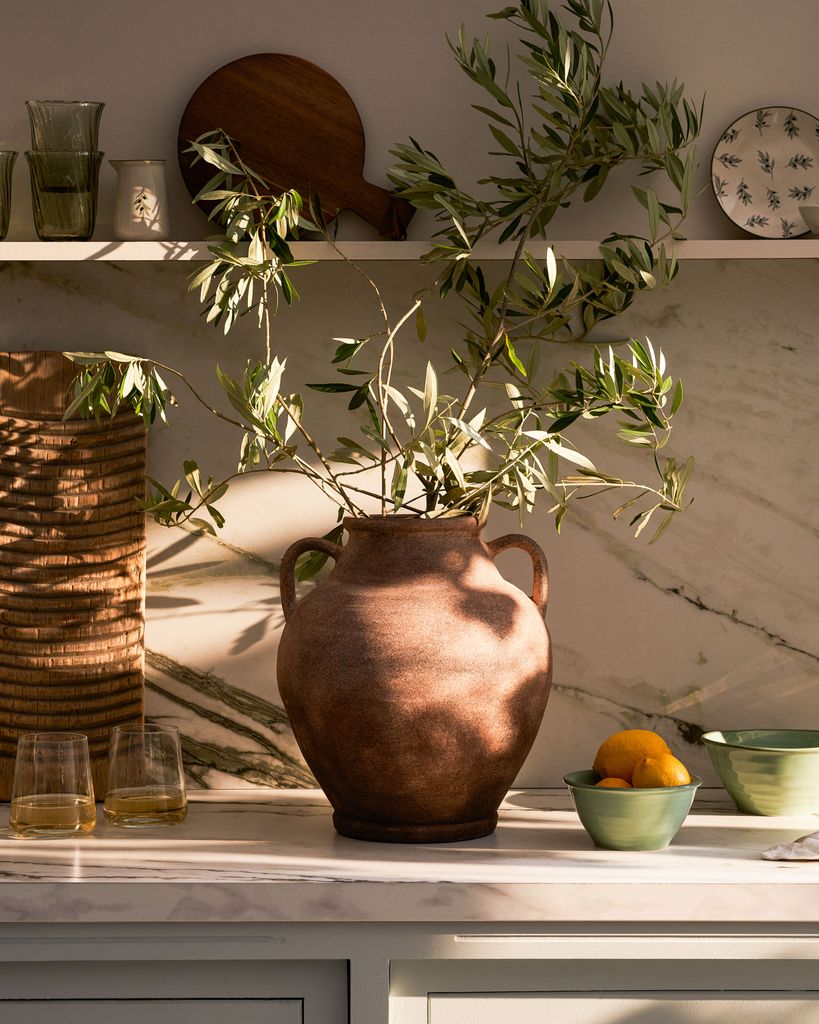 Jarrón de terracota con ramas de olivo