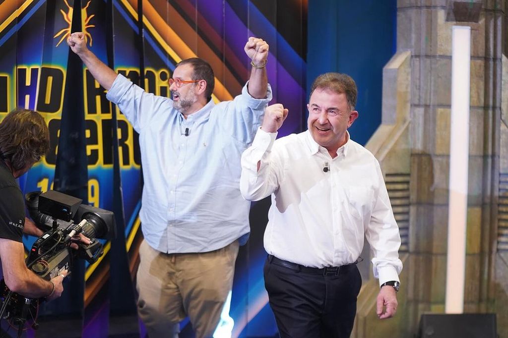 Plano medio de Martín Berasategui y David de Jorge entrando al plató de 'El Hormiguero'