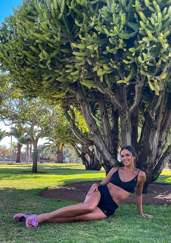 Cristina Pedroche con conjunto de top deportivo y 'shorts' negros de Puma