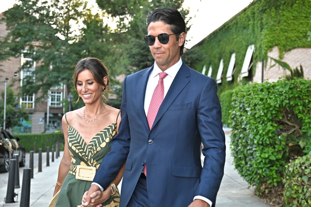 Ana Boyer y Fernando Verdasco en la boda de Laura Verdasco y Mariano Conde el 23 de julio de 2022 en Madrid  