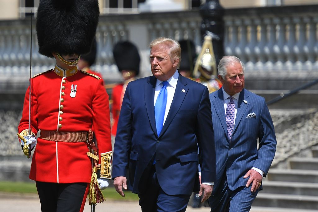  Donald Trump caminó delnate del rey Carlos durante la inspección a la Guardia de Honor.