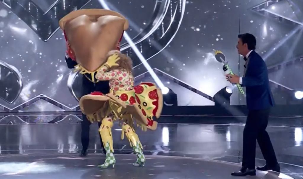 Momento en el que Lidia se quita la máscara de Pizza