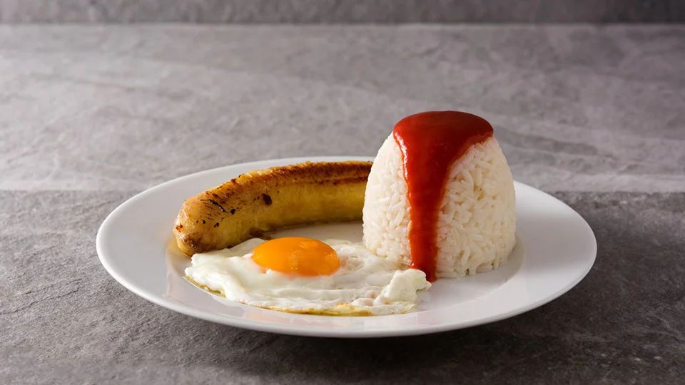 El arroz a la cubana es uno de los platos preferidos de los niños.
