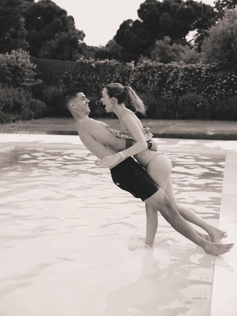 Alice Campello y Álvaro Morata saltando a la piscina