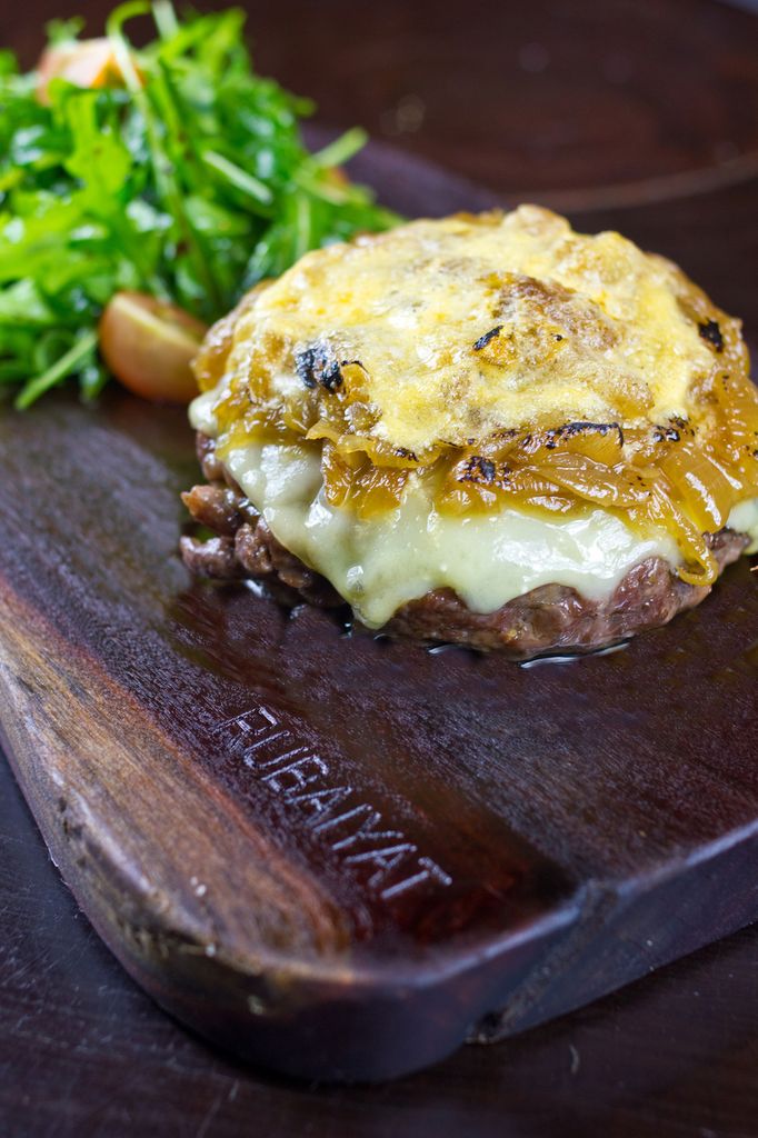 Tres hamburguesas son las que ofrece Baby Grill Rubaiyat que incluye la de pan de queso, la de wagyu o la de quinoa para los que prefieran no tomar carne.