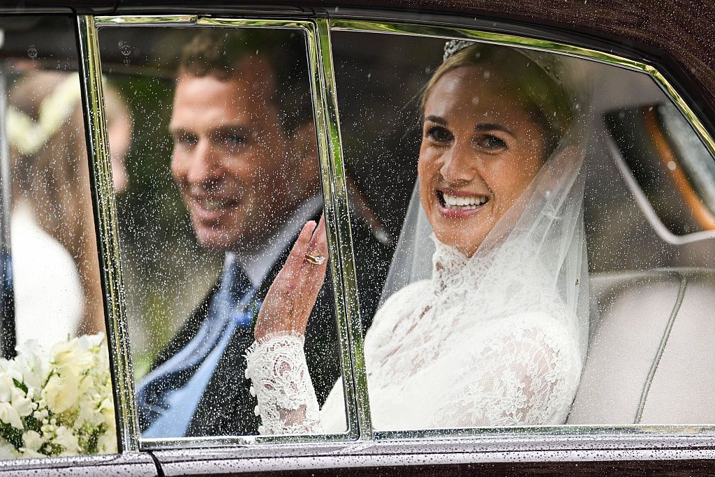 Los novios en el coche nupcial