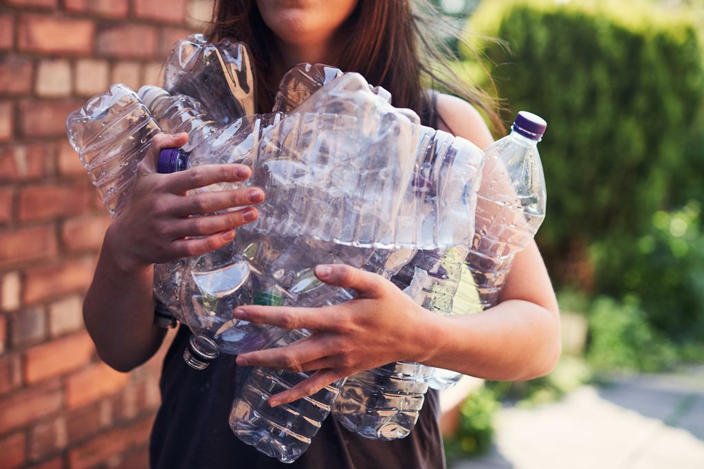 España se prepara para implantar un sistema de devolución de envases que funcionará como una pequeña fianza: el consumidor pagará unos céntimos más por algunas latas y botellas, pero podrá recuperar ese dinero al devolverlas vacías