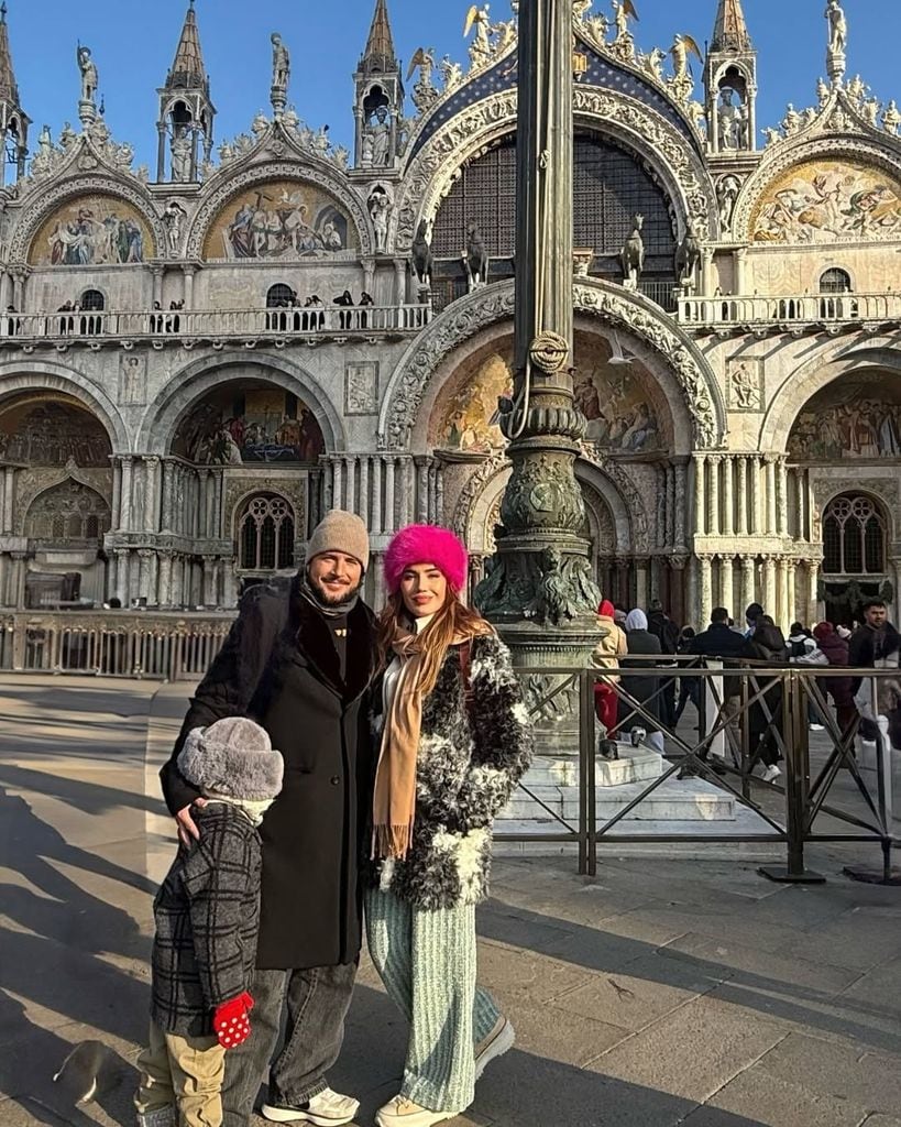 Manuel y Almudena, con uno de sus hijos, con la catedral veneciana de fondo