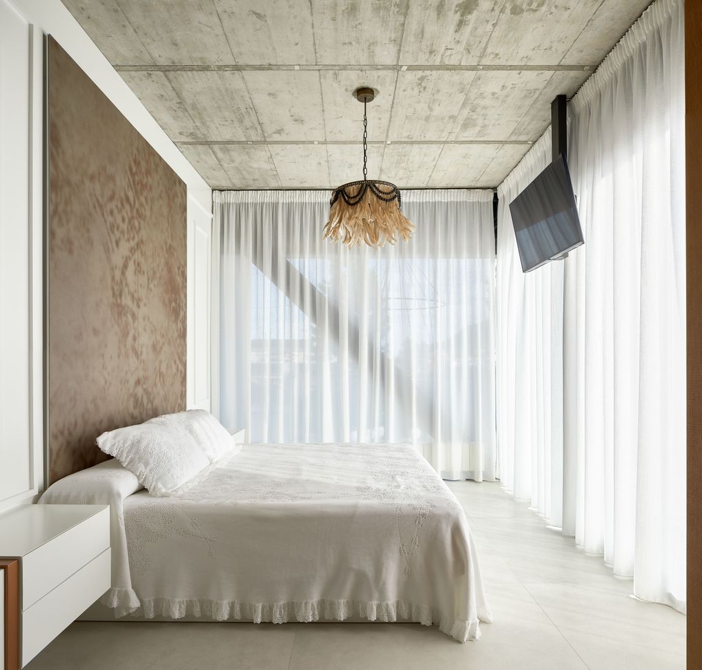 Dormitorio con techo de hormigón 