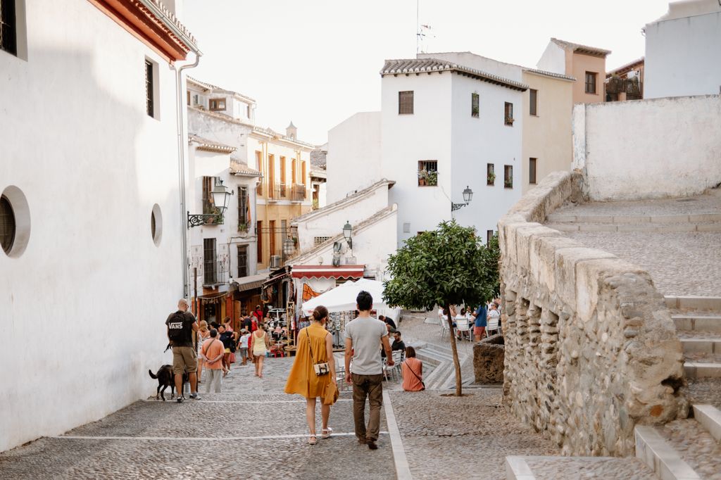 Una de las calles del barrio de Albaicín en pleno verano, cuando se animan, sobre todo, al caer el sol