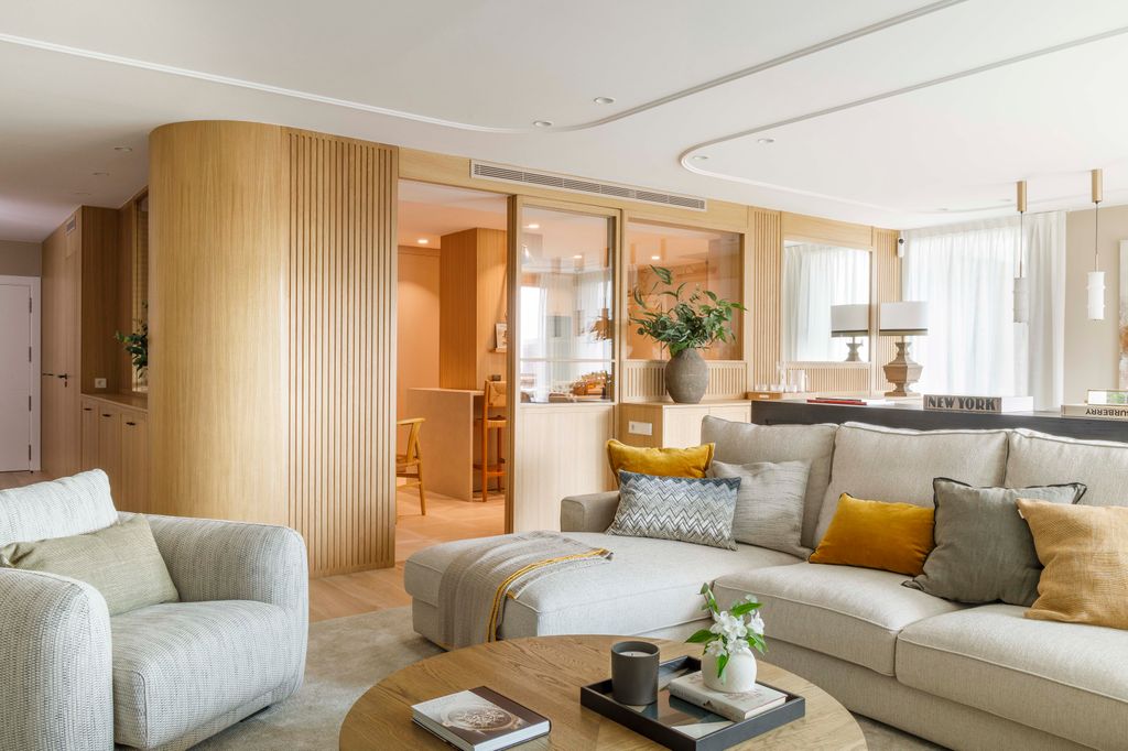 Salón con sofá beige con chaise longue. 
