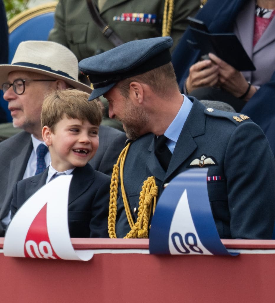 El príncipe Louis con su padre, el Príncipe de Gales, intercambiando algunos comentarios durante el desfile militar