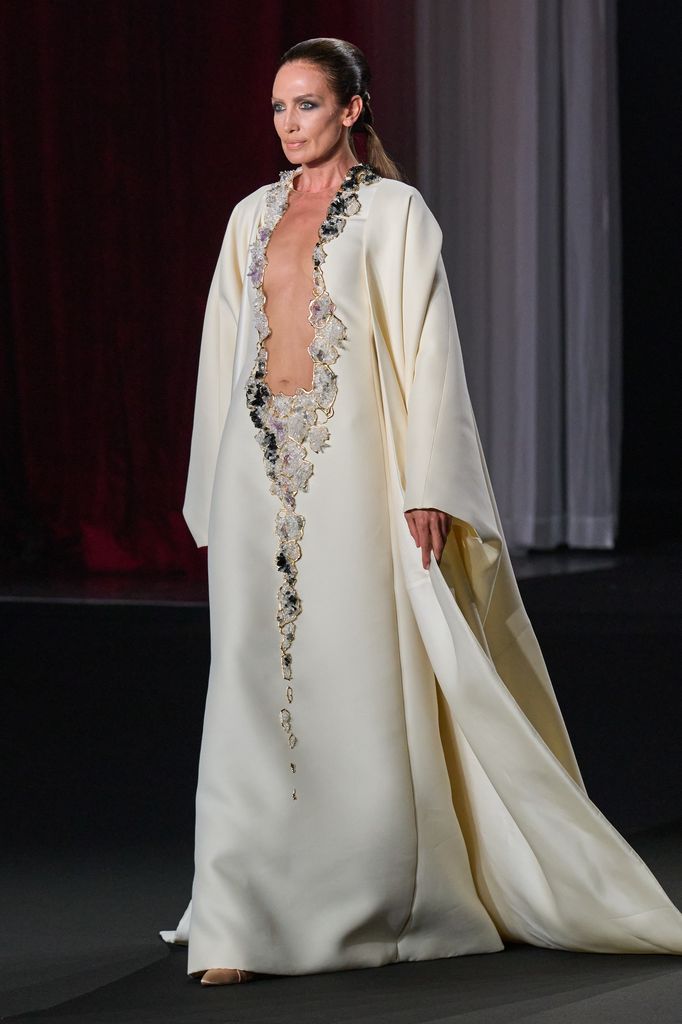 La modelo madrileña con un pronunciado escote con cristales.