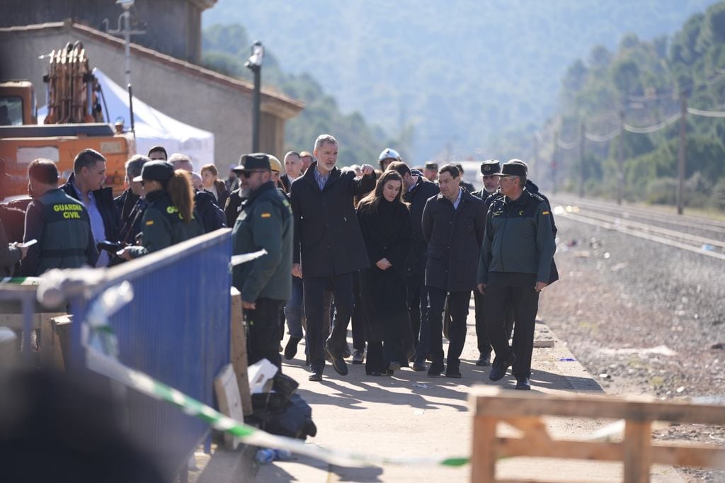 Los reyes Felipe y Letizia en la zona cero de Amaduz, donde se produjo el descarrilamiento de un tren 