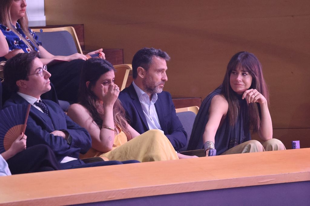  Isabel Jiménez junto a la hermana de Sara y a su chico, José Luis Cabrera