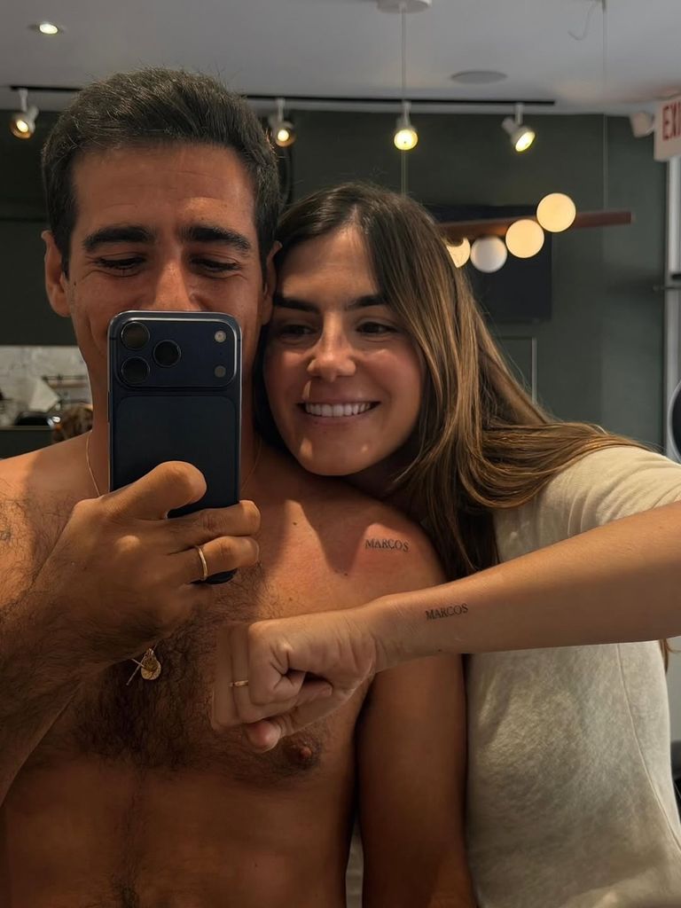 Alberto Herrera y Blanca Llandres muestran el tatuaje que se han hecho en honor a su hijo