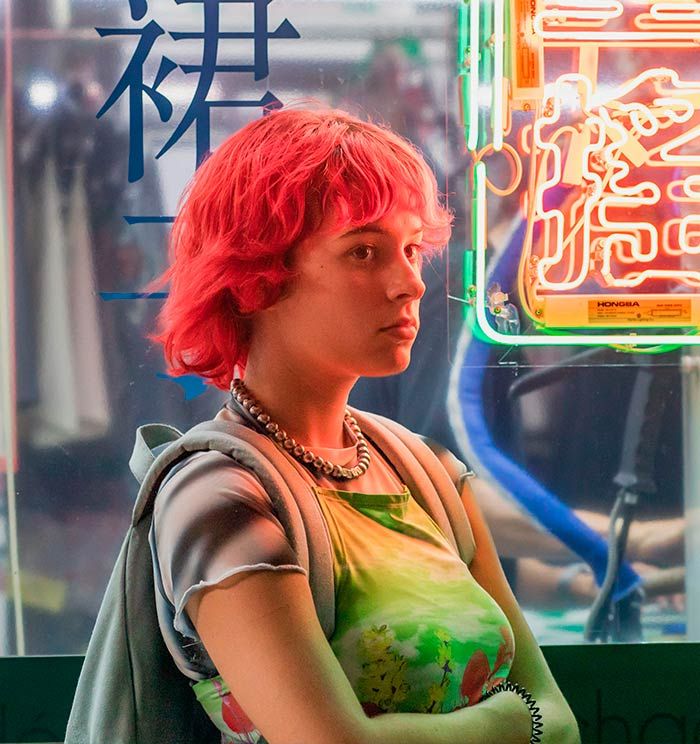 La actriz Dora Postigo interpreta a Dora, una joven que quiere conocer Ciudad Capital en 'Rainbow'