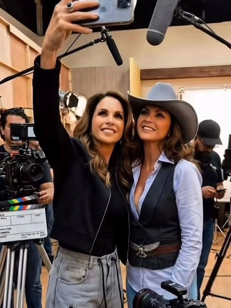 La inconfundible dueña junto a Lucero 