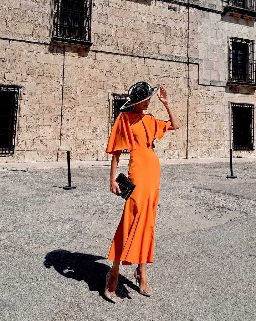 Nieves Álvarez, la invitada más elegante con vestido naranja y una pamela XL en una boda de final de verano