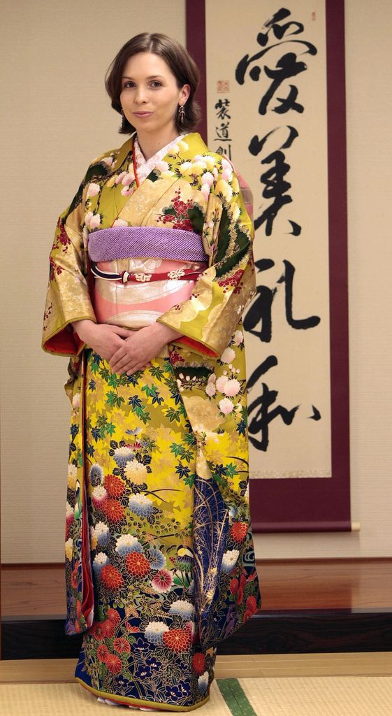Raiyah de Jordania, durante una visita a una academia en Tokio