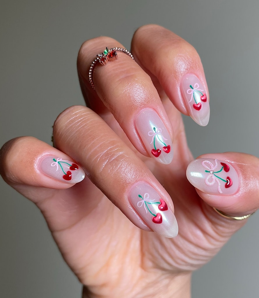 Puedes repetir el mismo diseño en todas tus uñas para crear uniformidad.