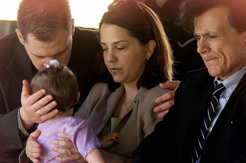 Robert Blake con su hija en el funeral por la muerte de su esposa