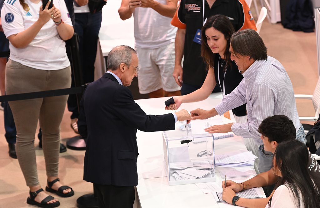 Florentino Pérez deposita su vota en las urnas