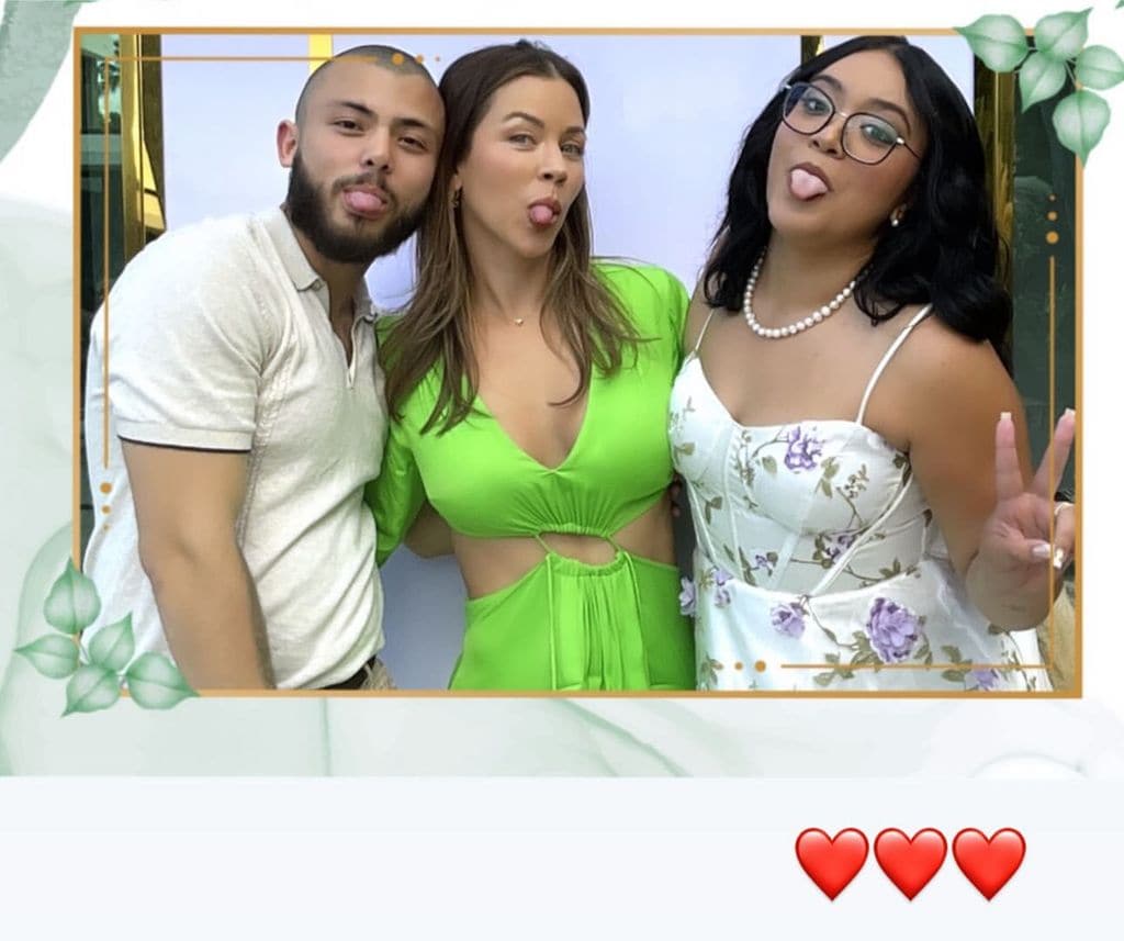 Ximena Duque junto a su hijo, Cristan Carabias, y su nuera, Valeria Peña. 