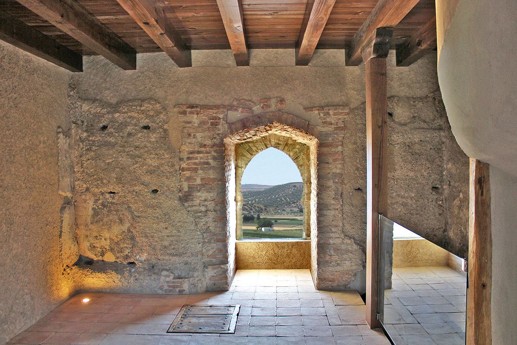 Vista del paisaje agrícola de la localidad a través de la ventana de uno de sus edificios históricos