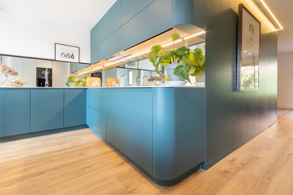 Cocina con antepecho de cristal. 