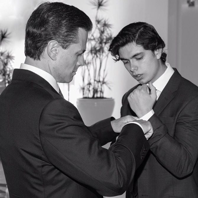 En la felicitación también destacó esta foto del exmandatario junto a su hijo.