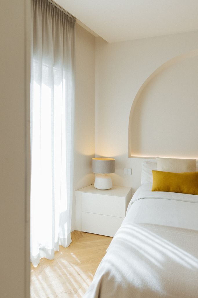 Dormitorio de estética serena con todo muy bien pensado
