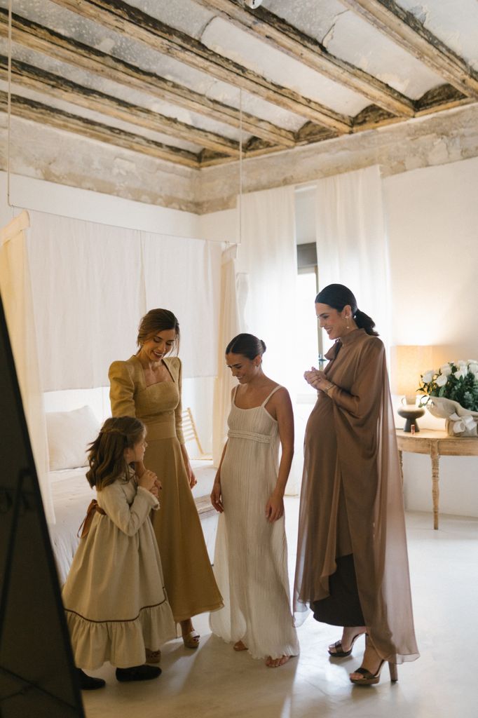 Invitadas de boda con la novia